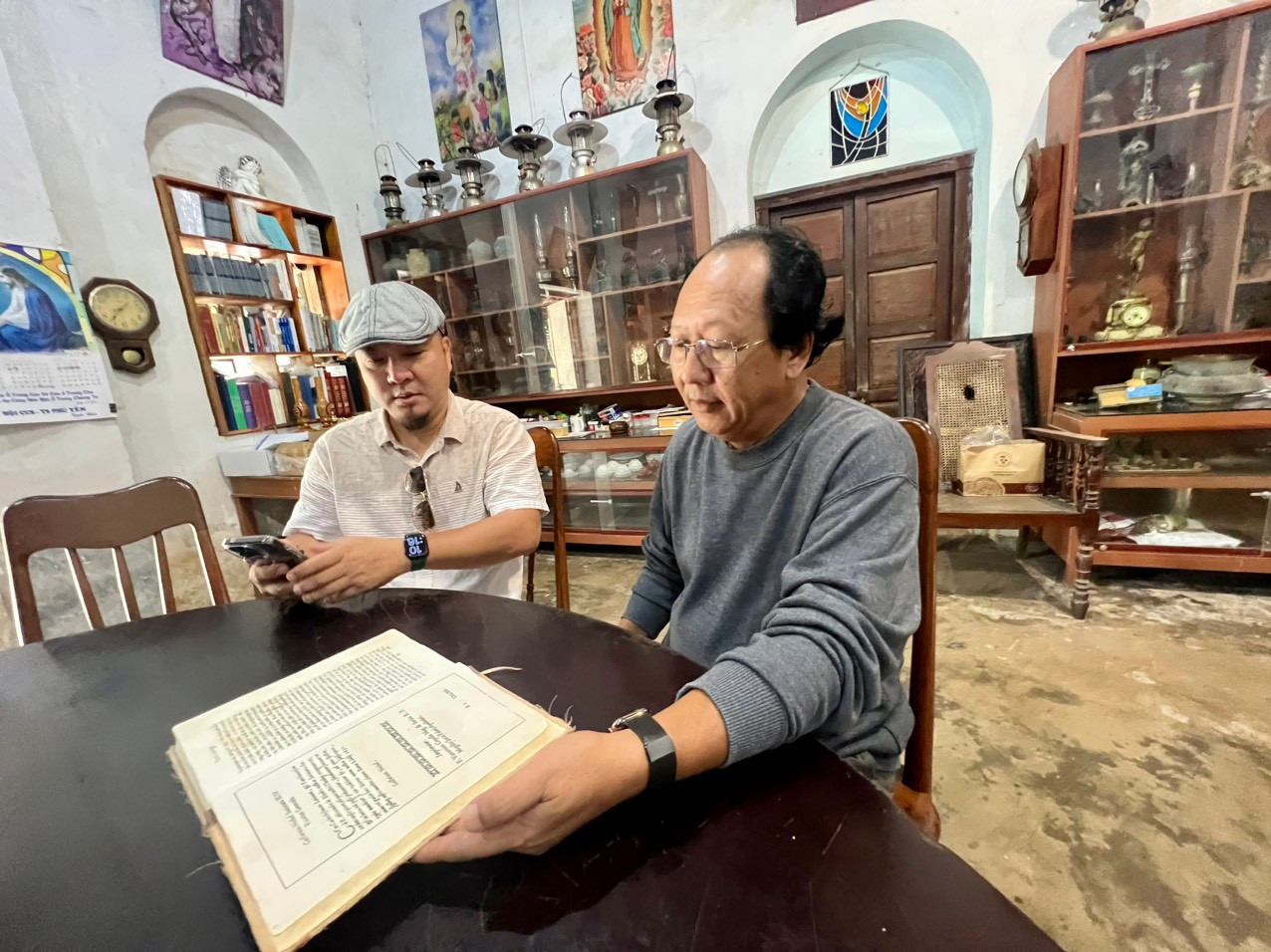 Xung quanh vị linh mục, vô số hiện vật quý mang tính lịch sử, lý giải và minh chứng tiến trình hình thành phát triển của tôn giáo, đời sống con người khu vực Nam Trung bộ do chính ông sưu tầm, gìn giữ. Duy chỉ có cuốn sách cổ có tựa đề Phép giảng 8 ngày in tại Roma, ông được kế nhiệm lưu giữ bảo quản, vì đó là tài sản của nhà thờ Mằng Lăng