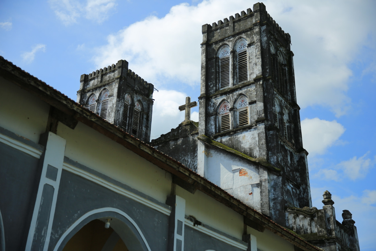 Nhà thờ được thiết kế bởi kiến trúc sư người pháp, nhà thờ Mằng Lăng mang dáng dấp đặc trưng của kiến trúc Gothic – phong cách kiến trúc tại châu Âu cách đây 1.200 năm. Giới kiến trúc trong nước đánh giá rất cao lối kiến trúc độc đáo của nhà thờ Mằng Lăng vì đó là sự hòa quyện giữa lối kiến trúc văn hóa châu Âu và những chi tiết trang trí mang đậm văn hóa Việt. Tuy đã hơn 120 năm tuổi, những chi tiết đến nhỏ nhất đến nay vẫn còn hầu như nguyên vẹn.