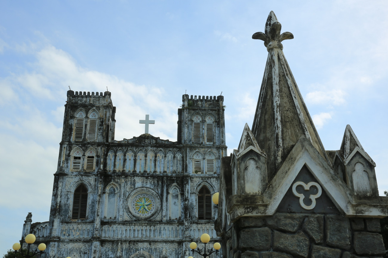 Tiềm năng du lịch bí ẩn của nhà thờ Mằng Lăng được thể hiện ở những thiết kế độc lạ và bắt mắt. Sự xuất hiện của đường nét nghệ thuật châu Âu hài hòa với phong cách truyền thống thể hiện ở những nét đẹp đặc trưng không thể che giấu.