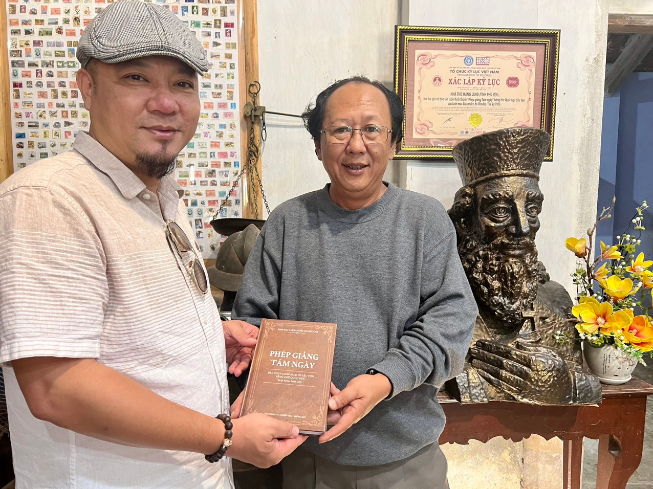 Linh mục Trương Minh Thái chỉ cho chúng tôi xem dòng chữ ghi tên tác giả là Alexandre de Rhodes (tức Đắc Lộ). Cuốn sách được in tại Roma năm 1651, được tòa thánh Vatican cho phép in và phát hành. Đây là cuốn sách chữ quốc ngữ đầu tiên với 319 trang, mỗi trang in thành 2 cột. Dưới đó, dòng chữ tiếng Việt vào thời kỳ sơ khai: "Phép giảng tám ngày cho kẻ muấn chiụ phép rứa tọi, ma beào đạo thánh Đức Chúa Blời", có nghĩa là: "Phép giảng tám ngày cho kẻ muốn chịu phép rửa tội, mà theo đạo thánh Đức Chúa Trời".