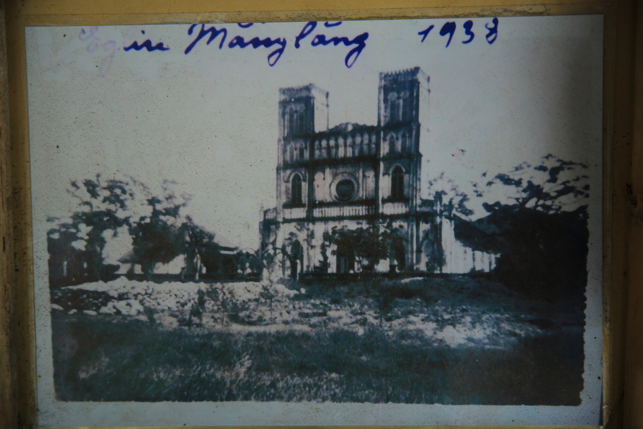 Sở dĩ nhà thờ có tên là Mằng Lăng bởi vì khi xưa nơi đây có rất nhiều cây rừng mọc xung quanh, có một loại cây mọc nhiều nhất đó là cây Mằng Lăng nên người dân đã lấy tên của loài cây này để đặt tên cho nhà thờ.