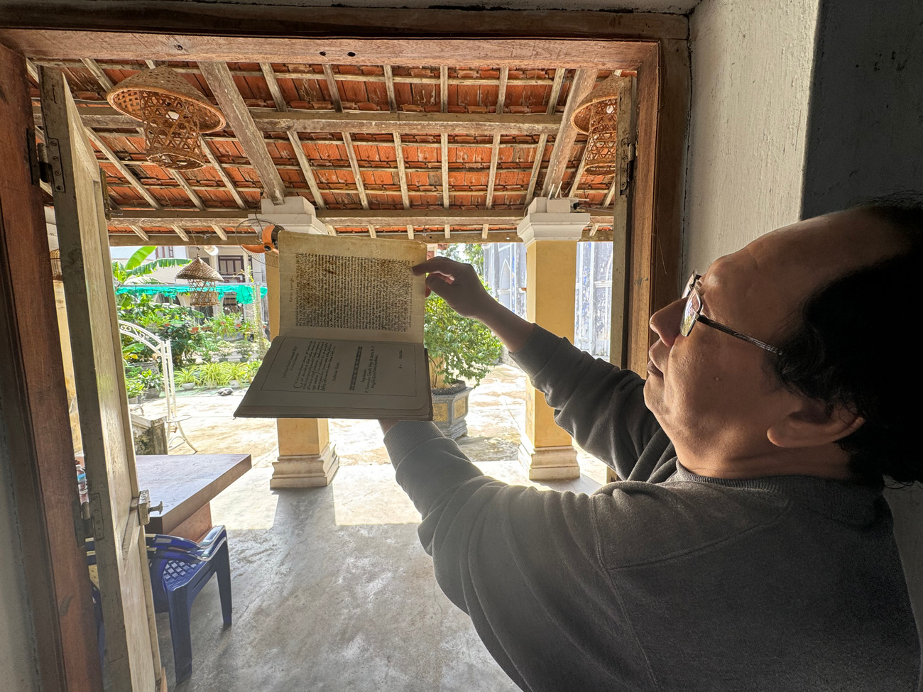 Linh mục Trương Minh Thái mở từng trang sách ra ngoài ánh sáng, chỉ cho tôi dấu in chìm trong cuốn sách của nhà in Vatican vào thời điểm năm 1651. Đây là dấu tích khẳng định bản in gốc được chính giáo sĩ Alexandre de Rhodes mang về Roma in những tài liệu đã biên soạn của mình thành cuốn sách này và in tại nhà in Vatican rồi lại mang sang Việt Nam, sử dụng nó trong các buổi giảng đạo của mình.