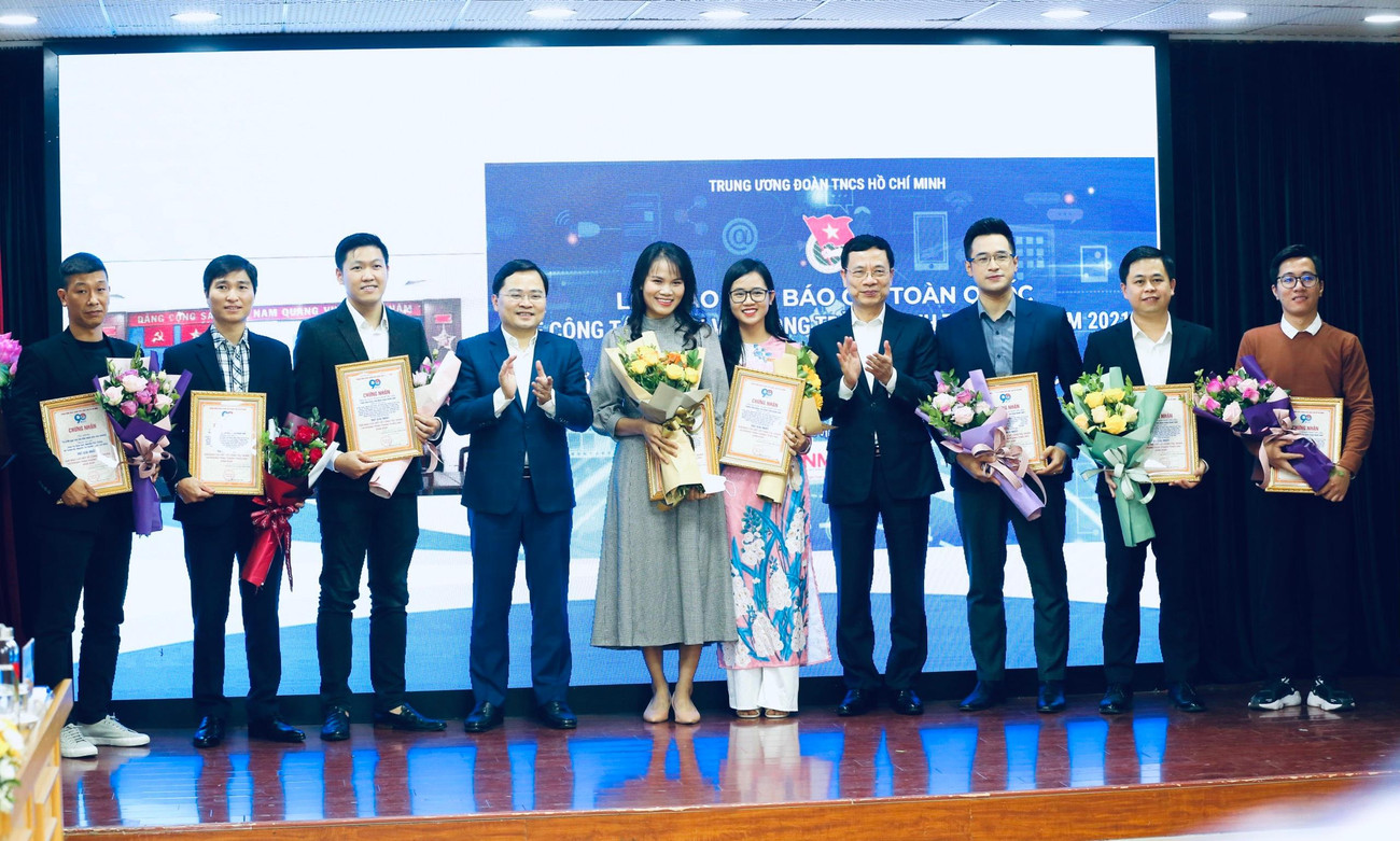 Ông Nguyễn Mạnh Hùng, Bộ trưởng Bộ TT&TT và anh Nguyễn Anh Tuấn, Bí thư thứ nhất T.Ư Đoàn trao giải nhất cho nhóm tác giả Đài Truyền hình Việt Nam. Ông Nguyễn Mạnh Hùng, Bộ trưởng Bộ TT&TT và anh Nguyễn Anh Tuấn, Bí thư thứ nhất T.Ư Đoàn trao giải nhất cho nhóm tác giả Đài Truyền hình Việt Nam.