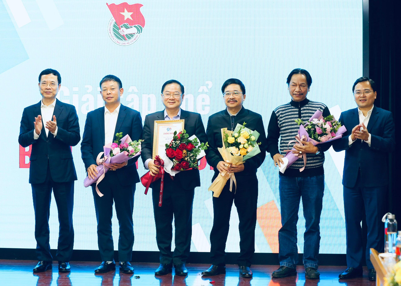 Bộ trưởng Bộ Thông tin và Truyền thông Nguyễn Mạnh Hùng trao giải tập thể Giải Báo chí toàn quốc viết về công tác đoàn và phong trào thanh thiếu nhi năm 2021 cho Ban biên tập báo Tiền Phong Bộ trưởng Bộ Thông tin và Truyền thông Nguyễn Mạnh Hùng trao giải tập thể Giải Báo chí toàn quốc viết về công tác đoàn và phong trào thanh thiếu nhi năm 2021 cho Ban biên tập báo Tiền Phong