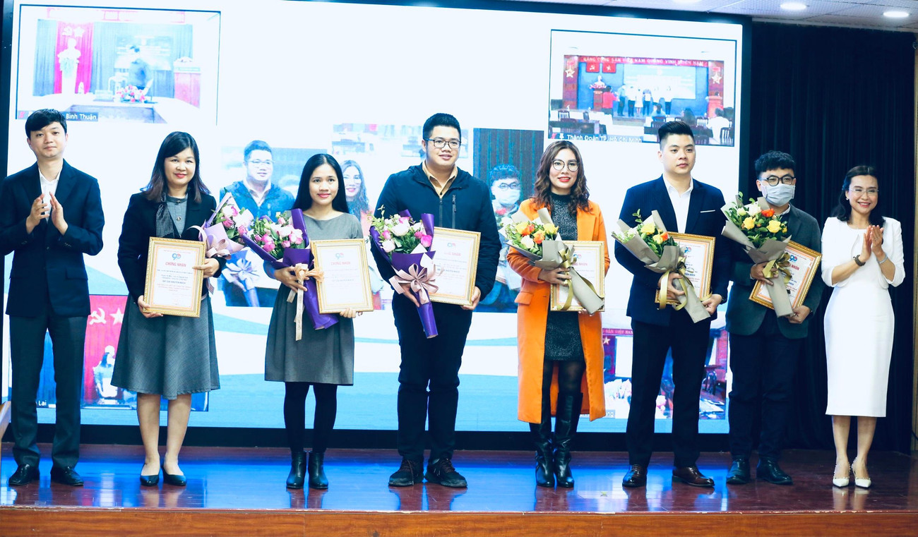 Các tác giả, nhóm tác giả đoạt giải khuyến khích Các tác giả, nhóm tác giả đoạt giải khuyến khích