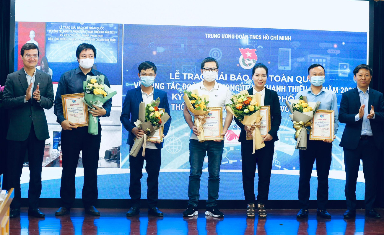 Bí thư thường trực T.Ư Đoàn Bùi Quang Huy và Phó Trưởng ban Tuyên giáo T.Ư Trần Thanh Lâm trao giải nhì cho nhóm tác giả báo Tiền Phong Bí thư thường trực T.Ư Đoàn Bùi Quang Huy và Phó Trưởng ban Tuyên giáo T.Ư Trần Thanh Lâm trao giải nhì cho nhóm tác giả báo Tiền Phong