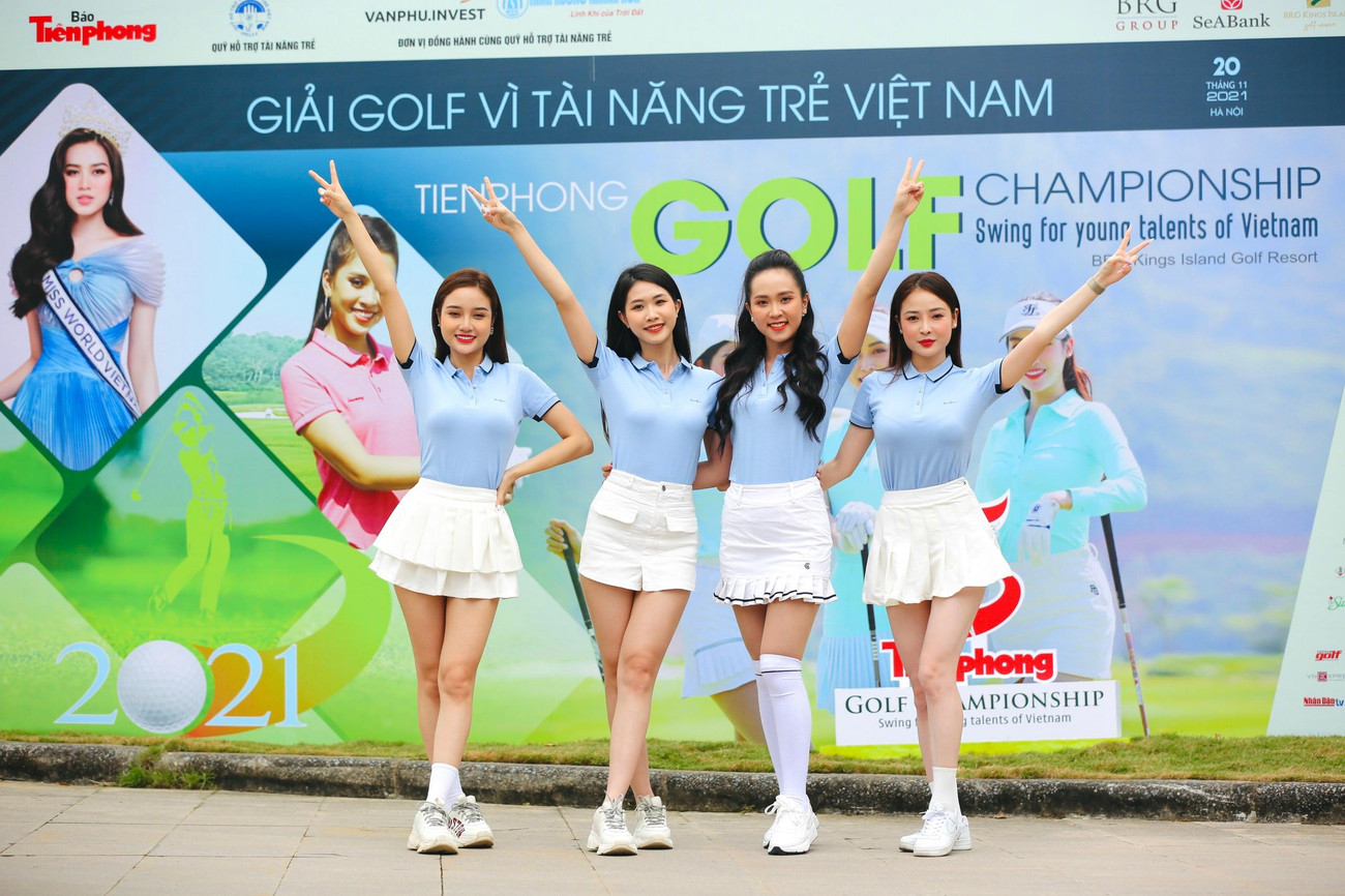 Các người đẹp &quot;đọ sắc&quot; tại giải đấu Tiền Phong Golf Championship 2021.