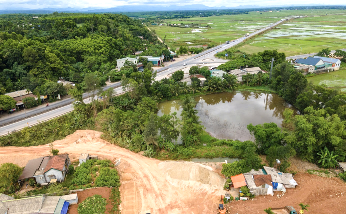 Nút giao Dự án đường tránh phía Đông thành phố Đông Hà (cũ) với Quốc lộ 1, đi qua thôn Gia Môn, xã Phong Bình, huyện Gio Linh (cũ) còn 0,2 km chưa giải phóng mặt bằng được