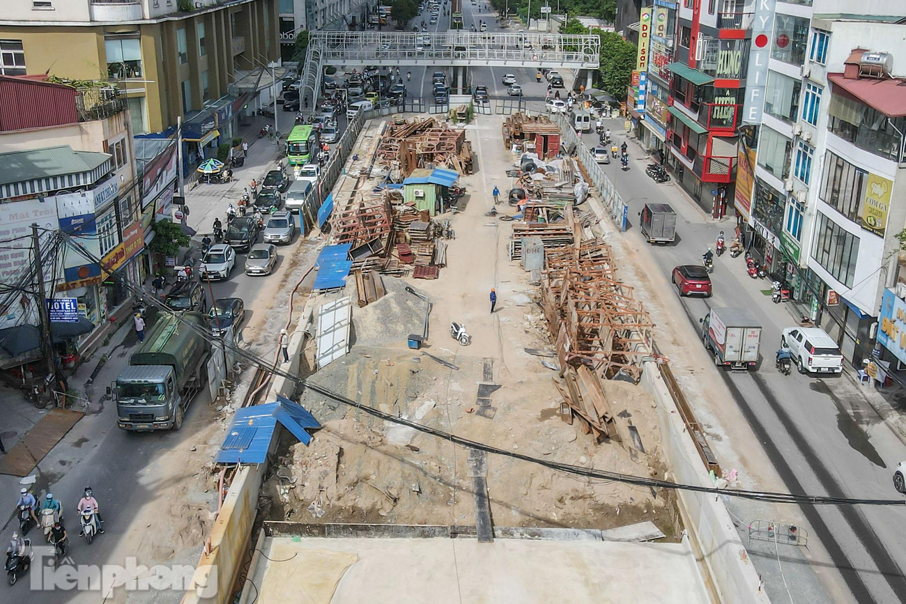 Để hoàn trả phần mặt đường Tố Hữu trước ngày 25/6, đơn vị thi công đang khẩn trương thi công để thảm bê tông nhựa khu vực hầm hở bên phía đường Tố Hữu.