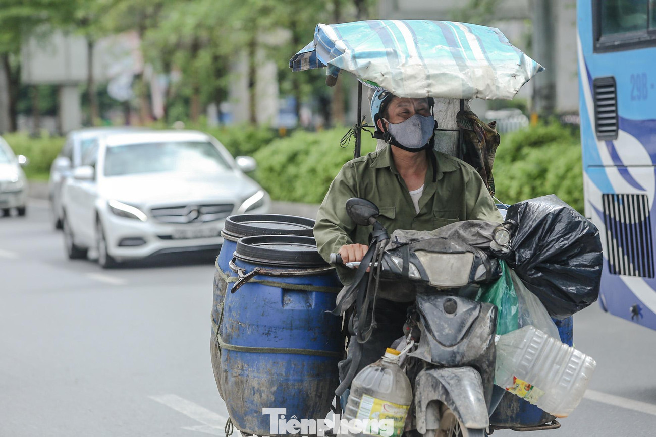 Người đàn ông "chế" phần che nắng cho xe.