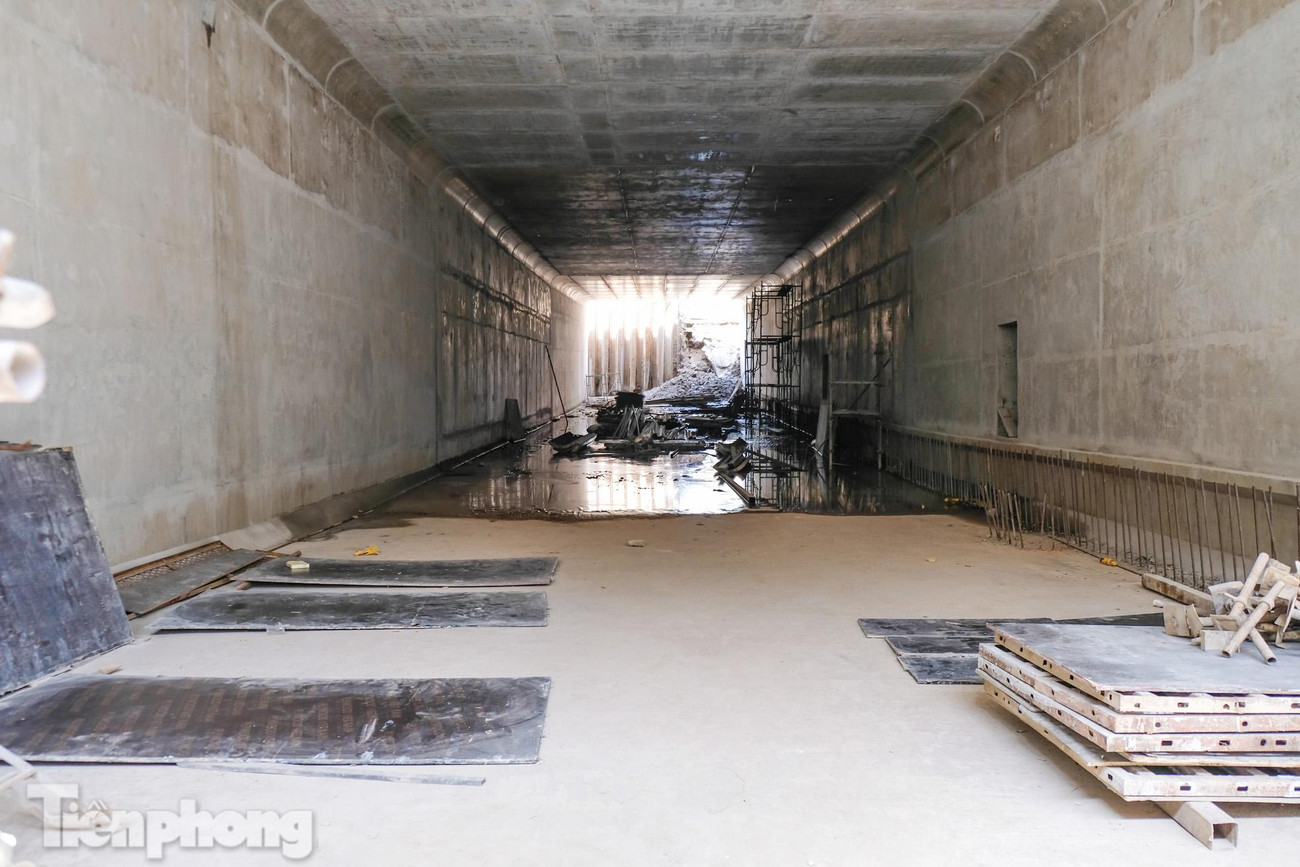 "Hạng mục chính của dự án là 2 ống hầm kín đã cơ bản hoàn thành, dự án đang trong quá trình tháo dỡ giàn giáo và chuyển sang giai đoạn thảm bê tông nhựa, lắp đặt hệ thống đèn chiếu sáng, sơn hầm...", ông Hồ Đức Phúc - Giám đốc điều hành liên danh nhà thầu của dự án hầm chui Lê Văn Lương chia sẻ.