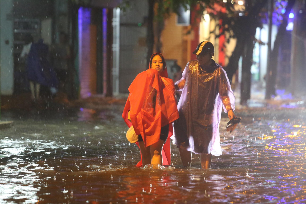 Khu vực trên ngập đến 30-40cm.