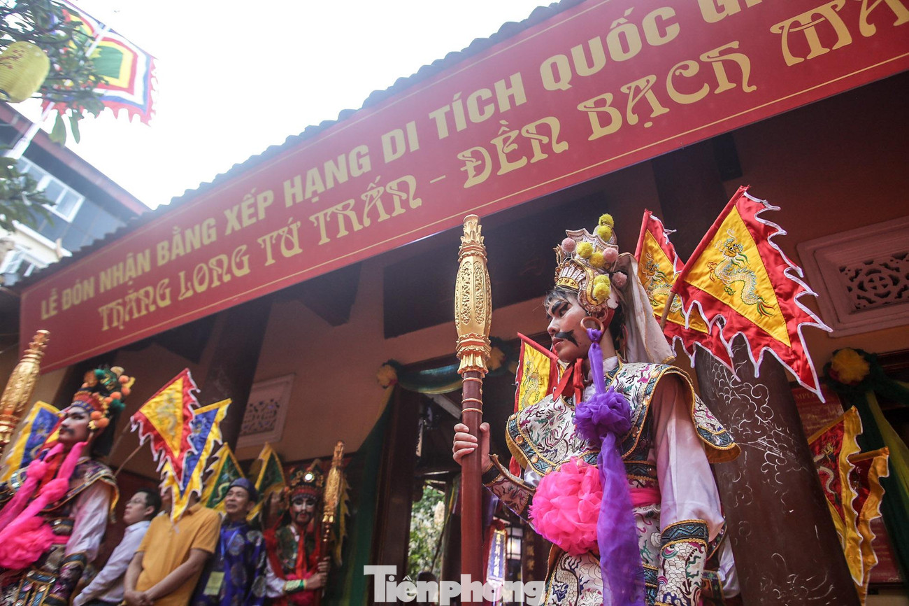 Đoàn rước kiệu kết thúc ở đền Bạch Mã trước khi được đưa vào trong làm lễ.