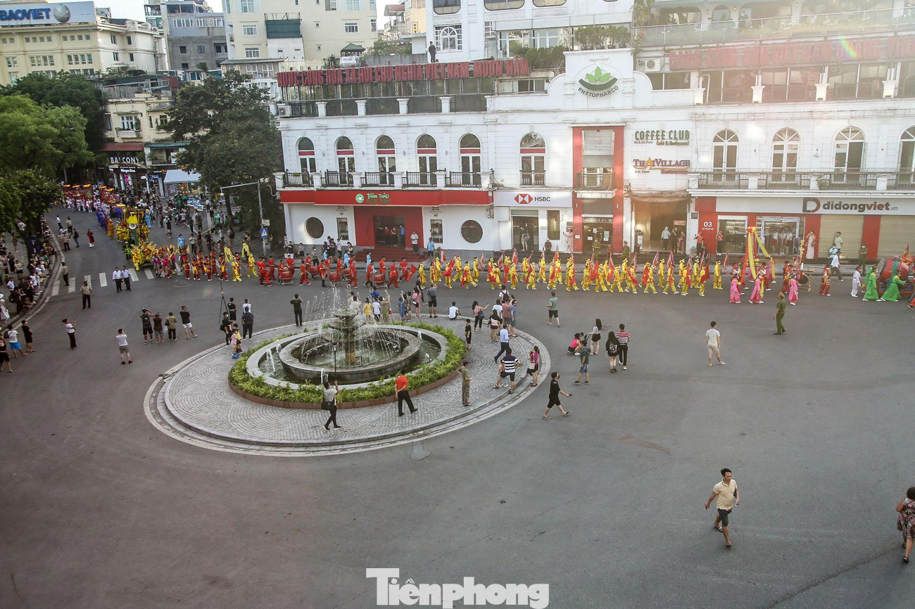 Đoàn rước kiệu đi qua Quảng trường Đông Kinh Nghĩa Thục trước khi sang phố Hàng Đào.