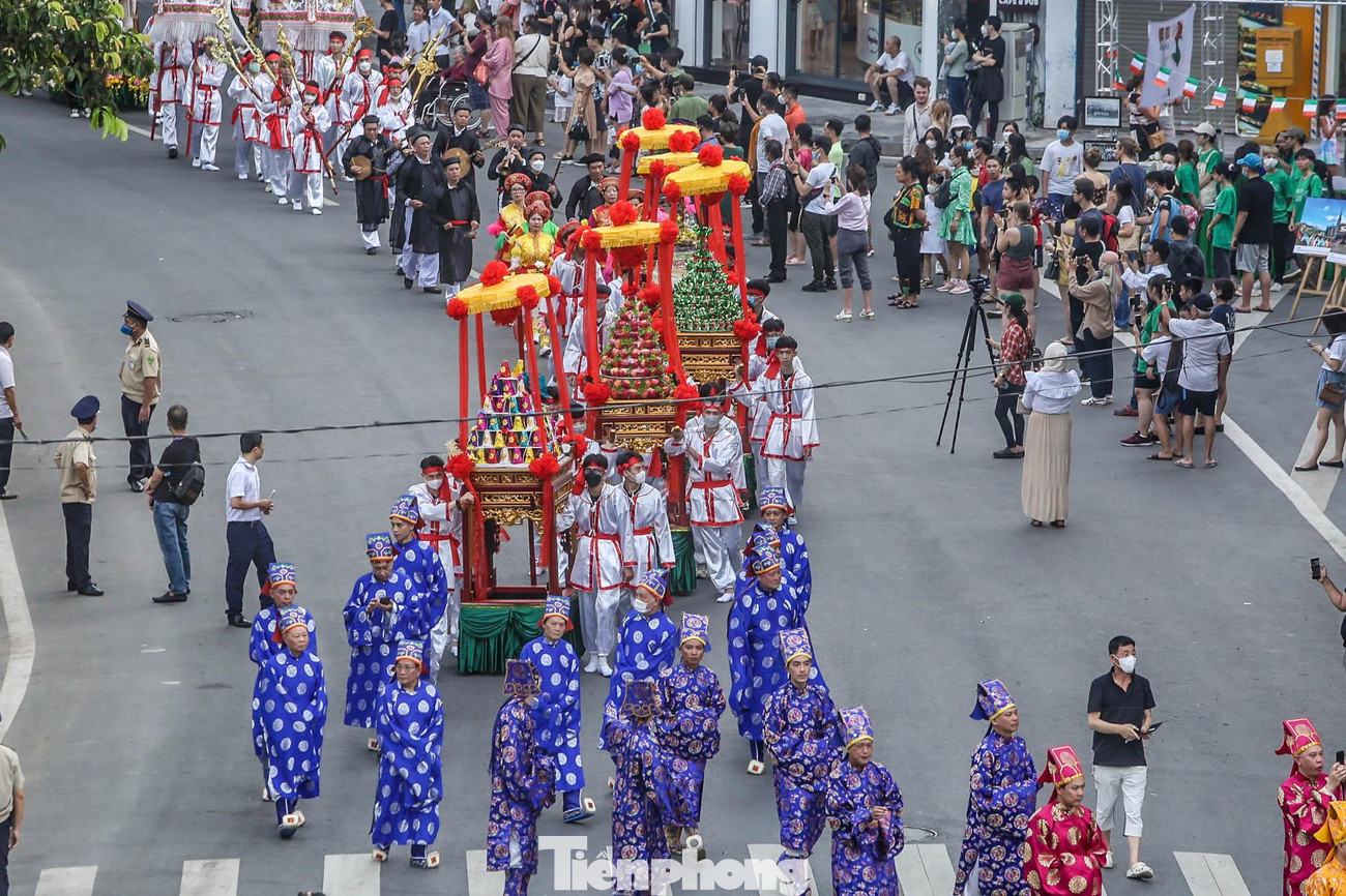 Trải qua các triều đại Lý, Trần, Lê với 52 vị vua định đô tại Thăng Long đến nay đền Bạch Mã là nơi chứng kiến đầy đủ nhất quá trình hình thành và phát triển của Thăng Long xưa và Thủ đô Hà Nội ngày nay.