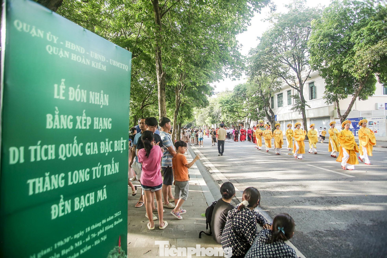 “Thăng Long tứ trấn” gắn với việc ra đời của kinh đô Thăng Long thời nhà Lý, nơi thờ bốn vị thần trấn giữ bốn phương huyết mạch, bảo vệ kinh thành Thăng Long xưa và Thủ đô Hà Nội ngày nay, gồm các ngôi đền: Bạch Mã, Voi Phục, Kim Liên và Quán Thánh. Trong đó, đền Bạch Mã được dân gian coi là đệ nhất tứ trấn, nơi thờ thần Long Đỗ trấn giữ phía Đông kinh thành Thăng Long.