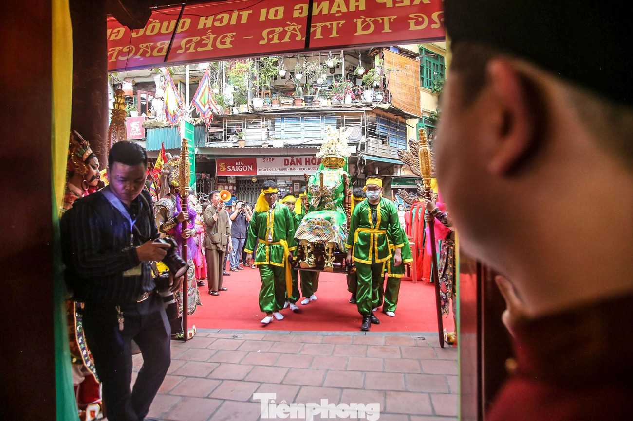 Kiệu rước tướng được đưa vào đền Bạch Mã.