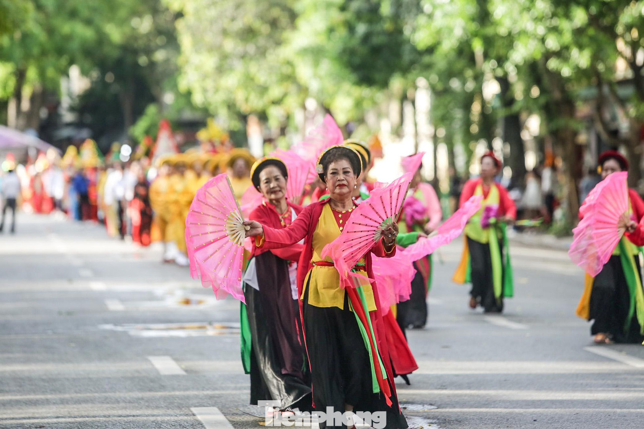 Không khí lễ hội tràn ngập các con phố cổ và phố đi bộ.