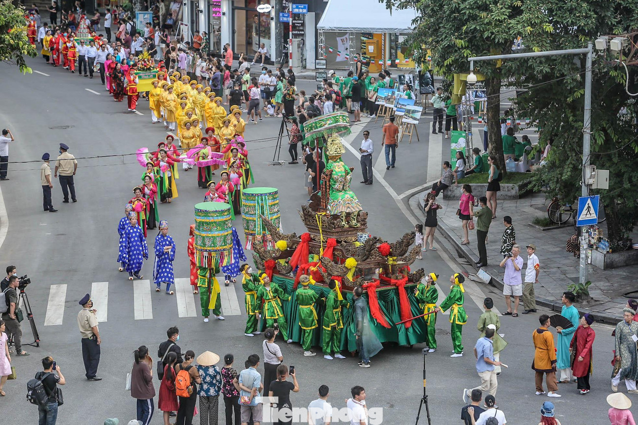 Đền Bạch Mã xuất hiện khá sớm, gắn liền với truyền thuyết xây La Thành của Cao Biền và đắp thành Thăng Long của vua Lý Thái Tổ.