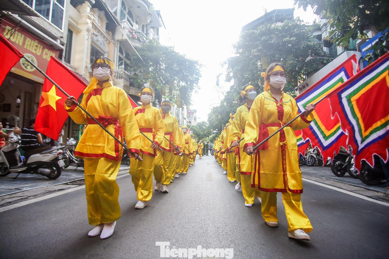 Rất nhiều các bạn trẻ tham gia đoàn rước kiệu.