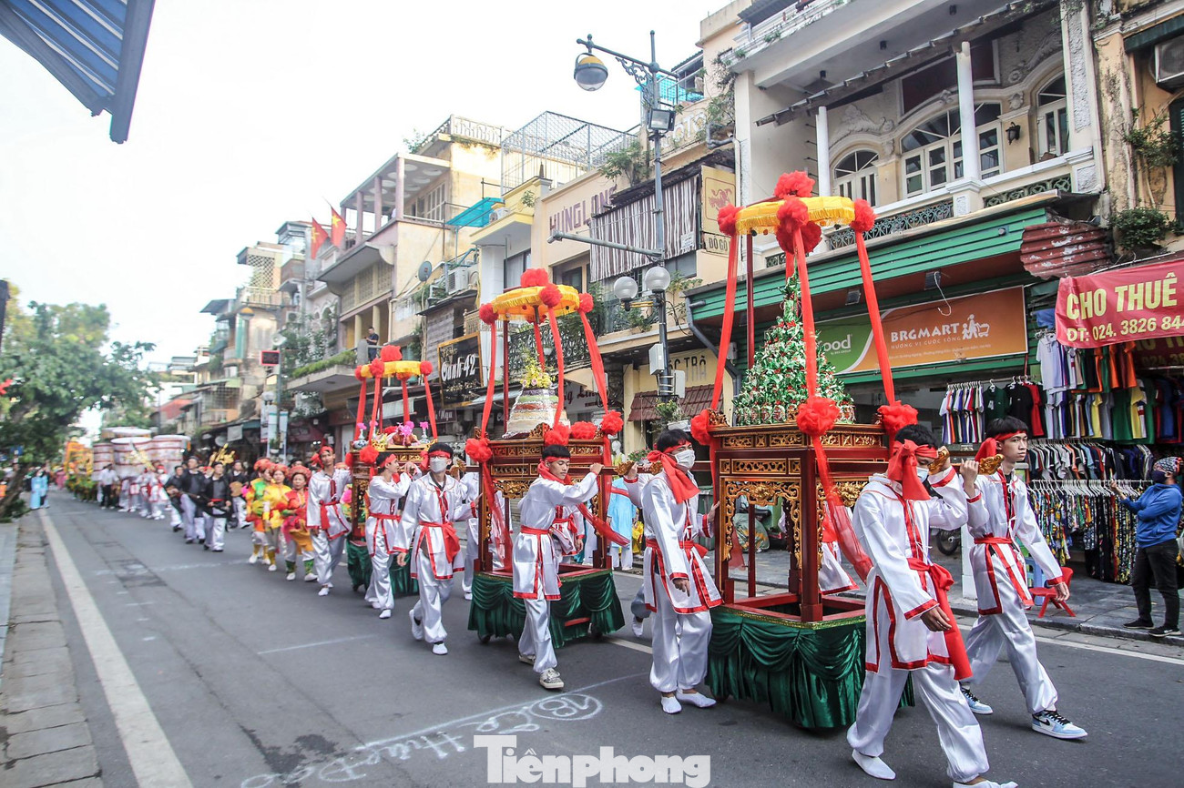 Sự kiện đã thu hút hàng nghìn người dân Thủ đô thuộc tham gia rước kiệu.