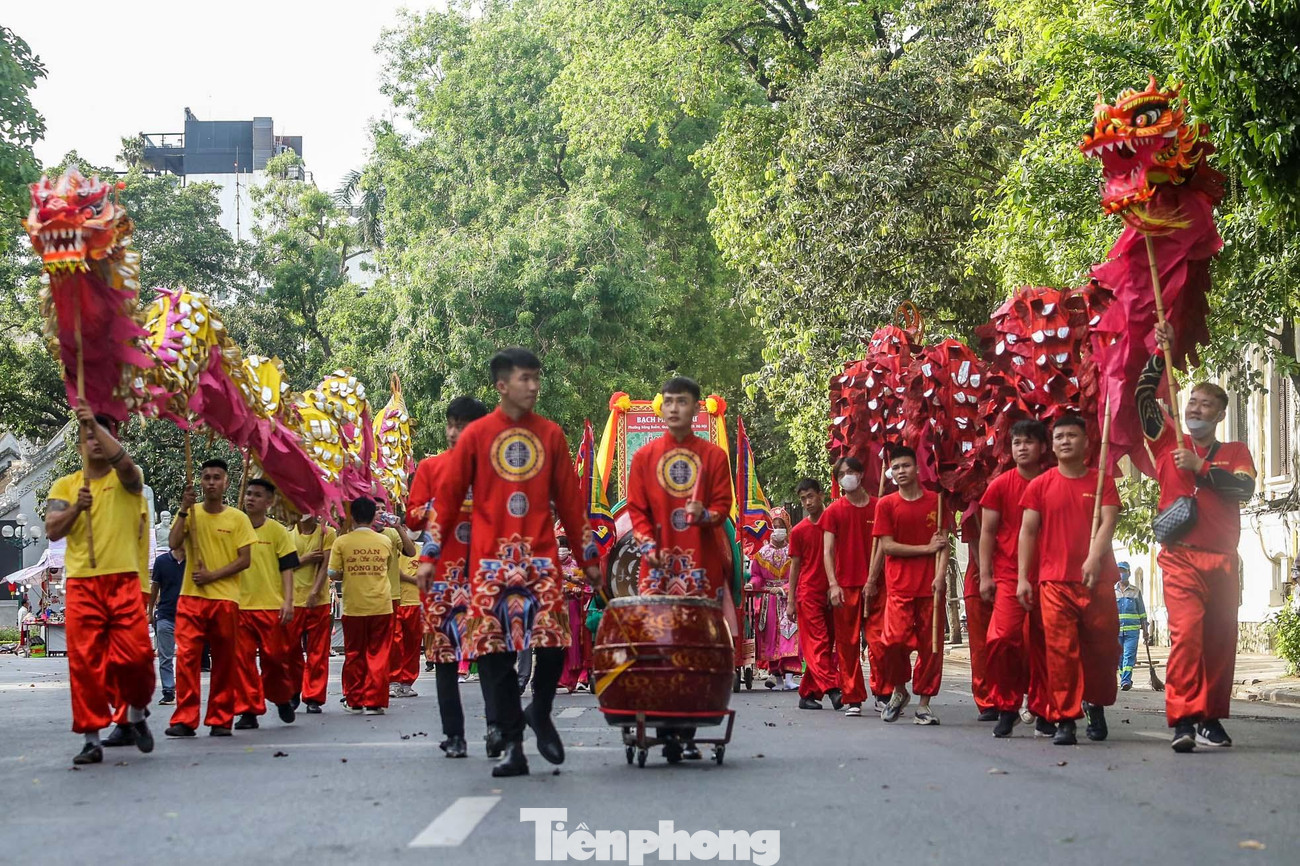 Lễ rước theo nghi lễ truyền thống xuất phát từ đền Bạch Mã đi qua các tuyến phố: Mã Mây - Hàng Bạc - Hàng Bè - Hàng Dầu - Đinh Tiên Hoàng - Hàng Khay - Lê Thái Tổ - Quảng trường Đông Kinh Nghĩa Thục - Hàng Đào - Hàng Ngang - Hàng Buồm - kết thúc về Đền Bạch Mã.