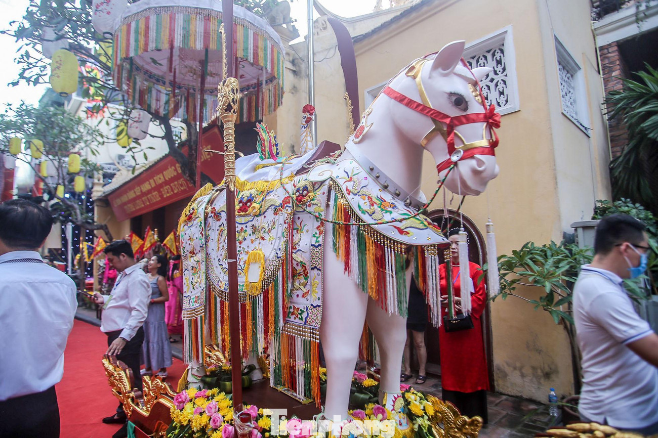 Tượng Bạch Mã được rước về đền.