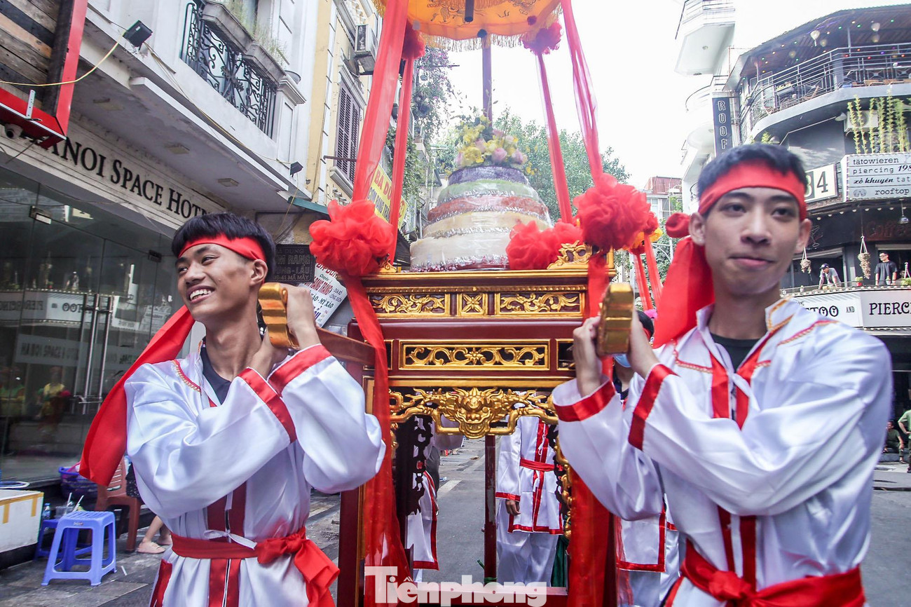 Các kiệu lễ vật được rước cẩn thận.