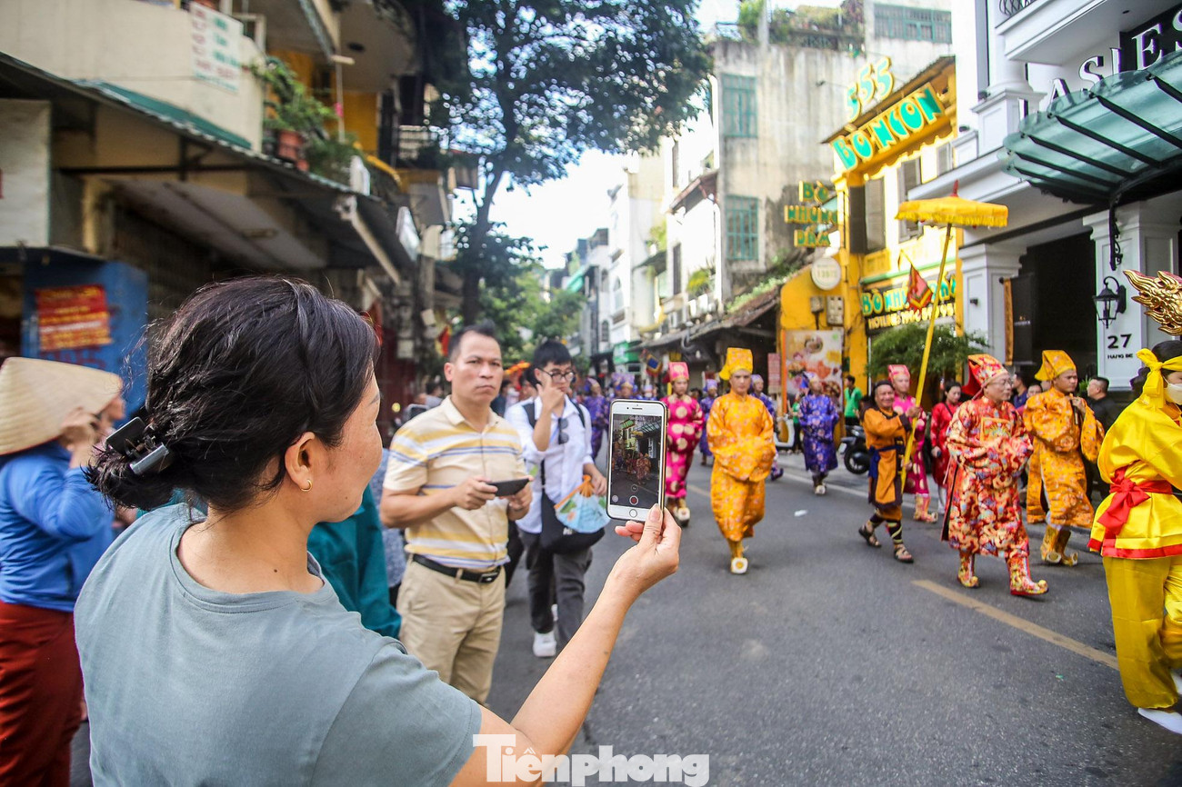 Người dân háo hức hòa chung cùng không khí lễ hội.