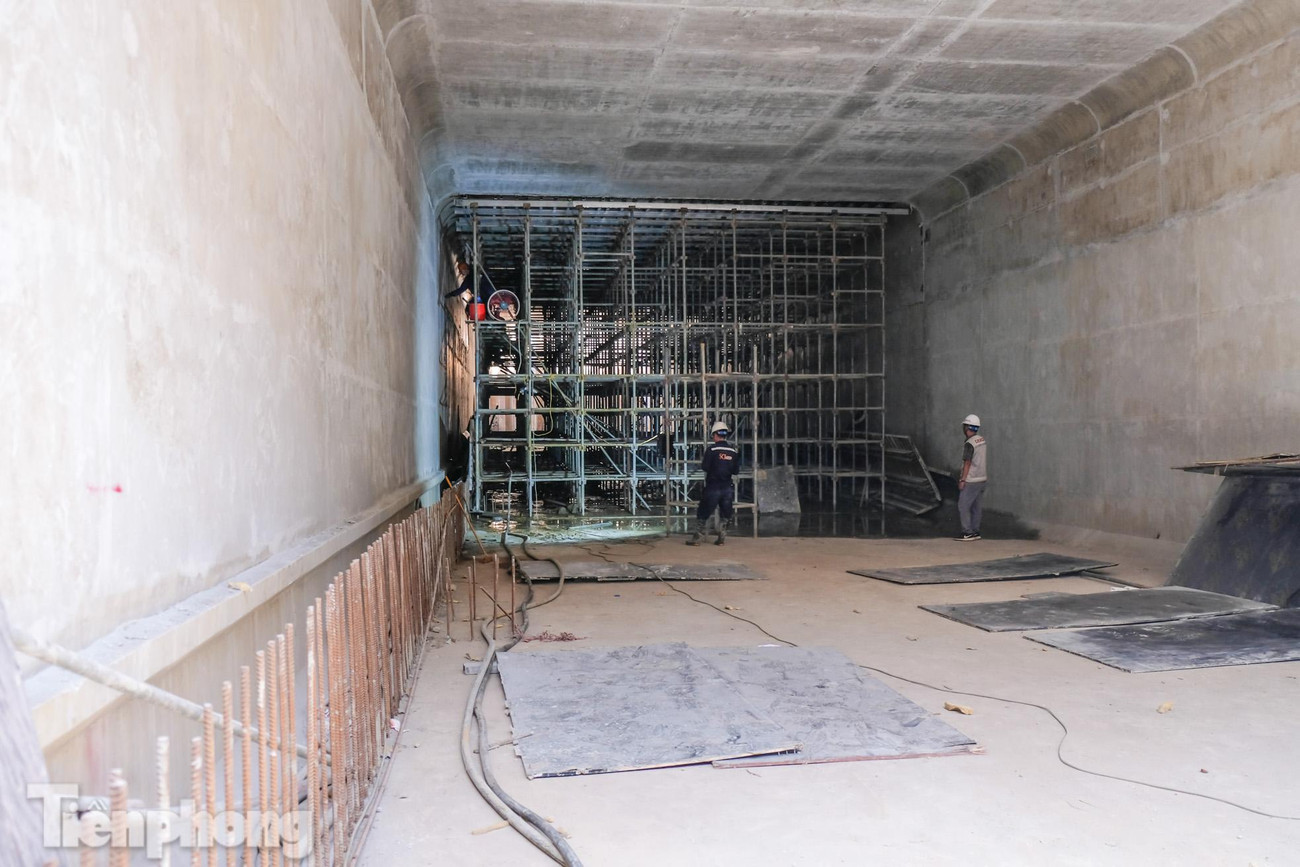 Phần quan trọng nhất là hai ống hầm kín nằm dưới khu vực ngã tư Khuất Duy Tiến - Lê Văn Lương đã được đục thông.