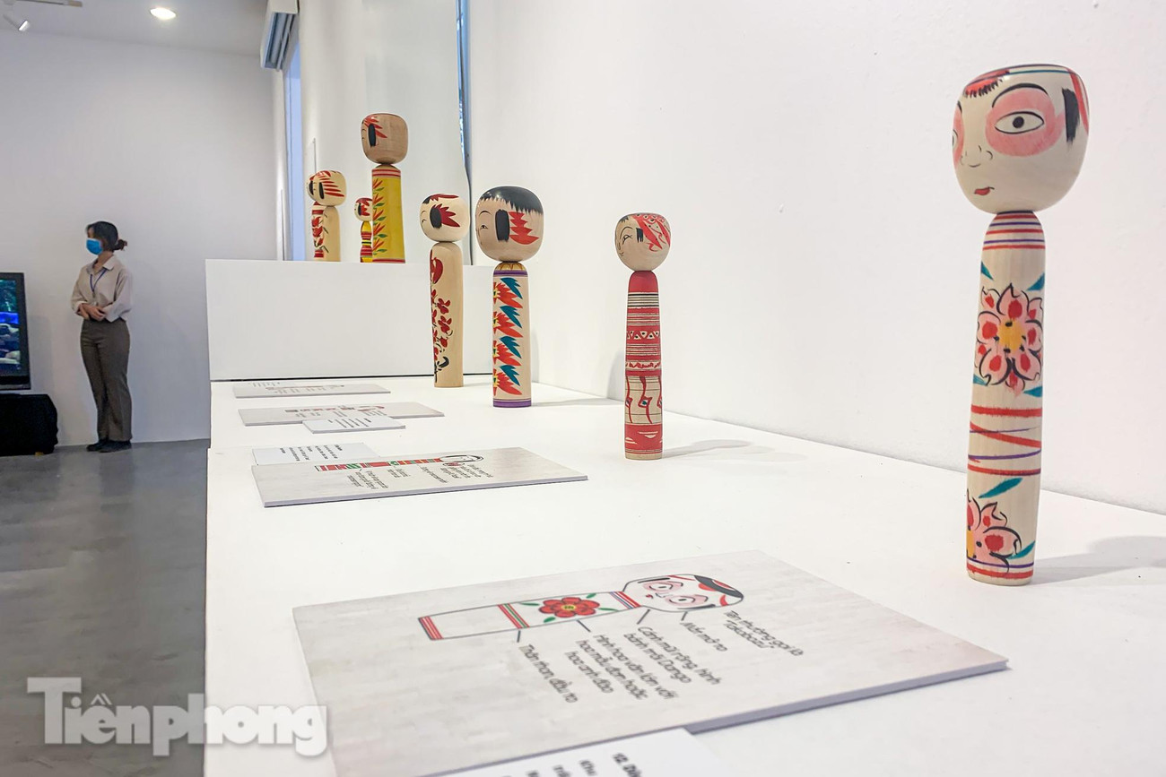 Các nghiên cứu văn hóa Nhật Bản cho rằng ban đầu Kokeshi được sáng tạo để làm đồ chơi cho trẻ em, được xem như quà tặng và bùa may mắn. Những người thợ làm ra Kokeshi được gọi là “Kijishi”, vốn là những người chuyên sản xuất bát và chậu bằng gỗ để bán tại các vùng núi có suối nước nóng.