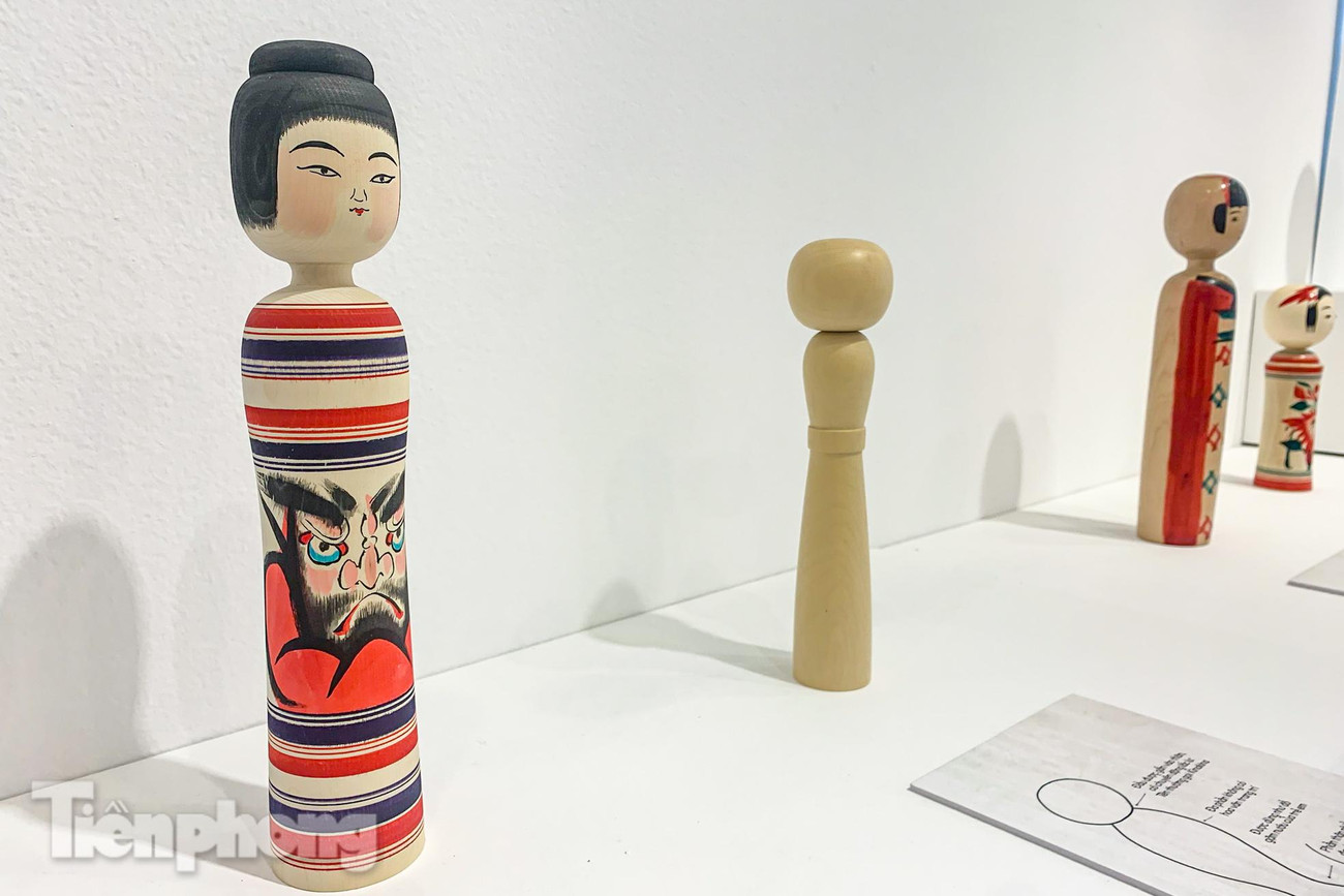 Búp bê Kokeshi được làm bằng gỗ vùng Tohoku, Nhật Bản, xuất hiện vào cuối thời Edo. Những con búp bê truyền thống được sản xuất từ các vùng núi có suối nước nóng.