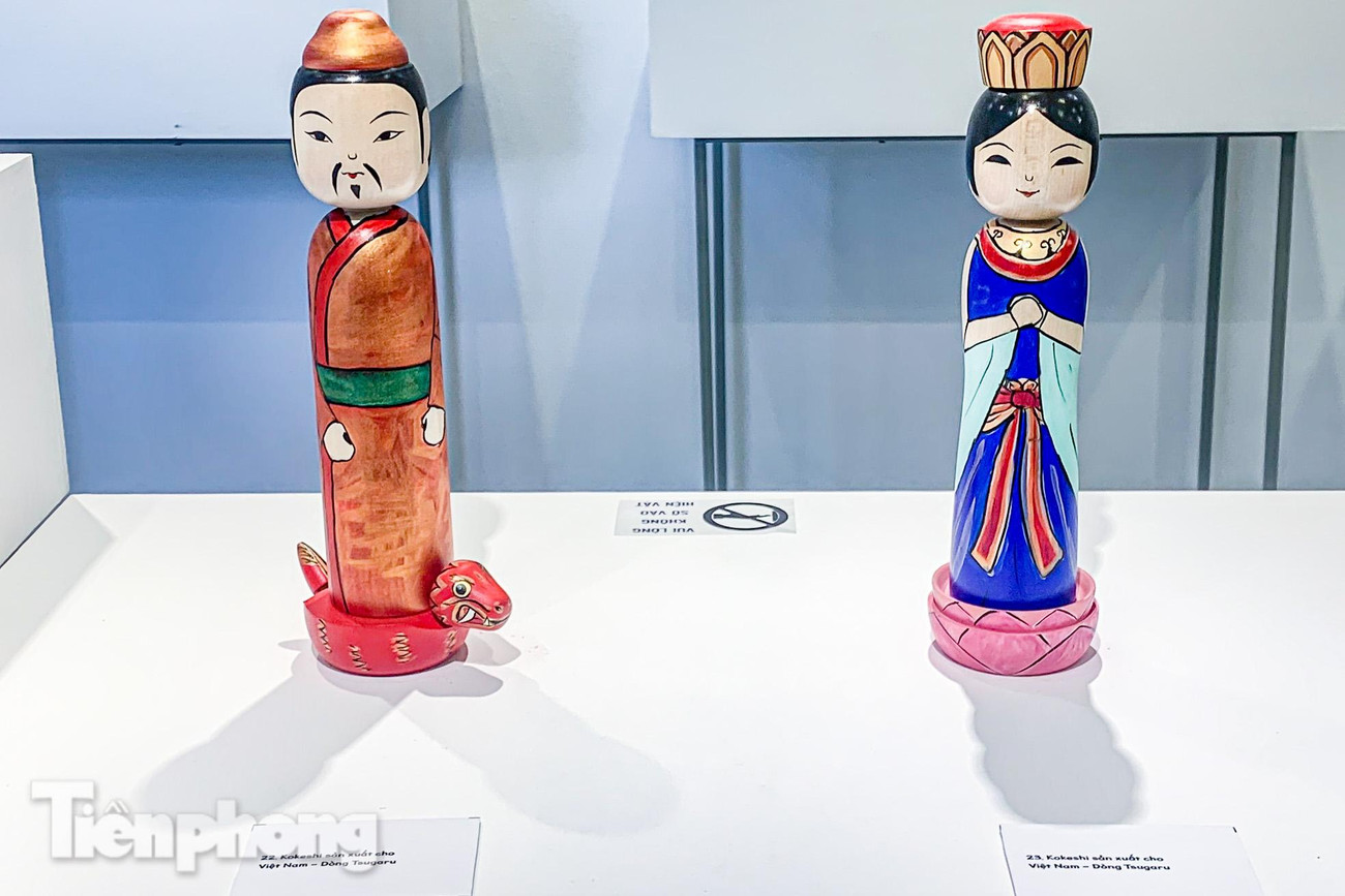 Kokeshi là tên gọi của một loại búp bê truyền thống ở vùng Tohoku, Nhật Bản. Đây là loại búp bê thủ công thường dùng làm đồ chơi trẻ em, xuất hiện vào cuối thời Edo.