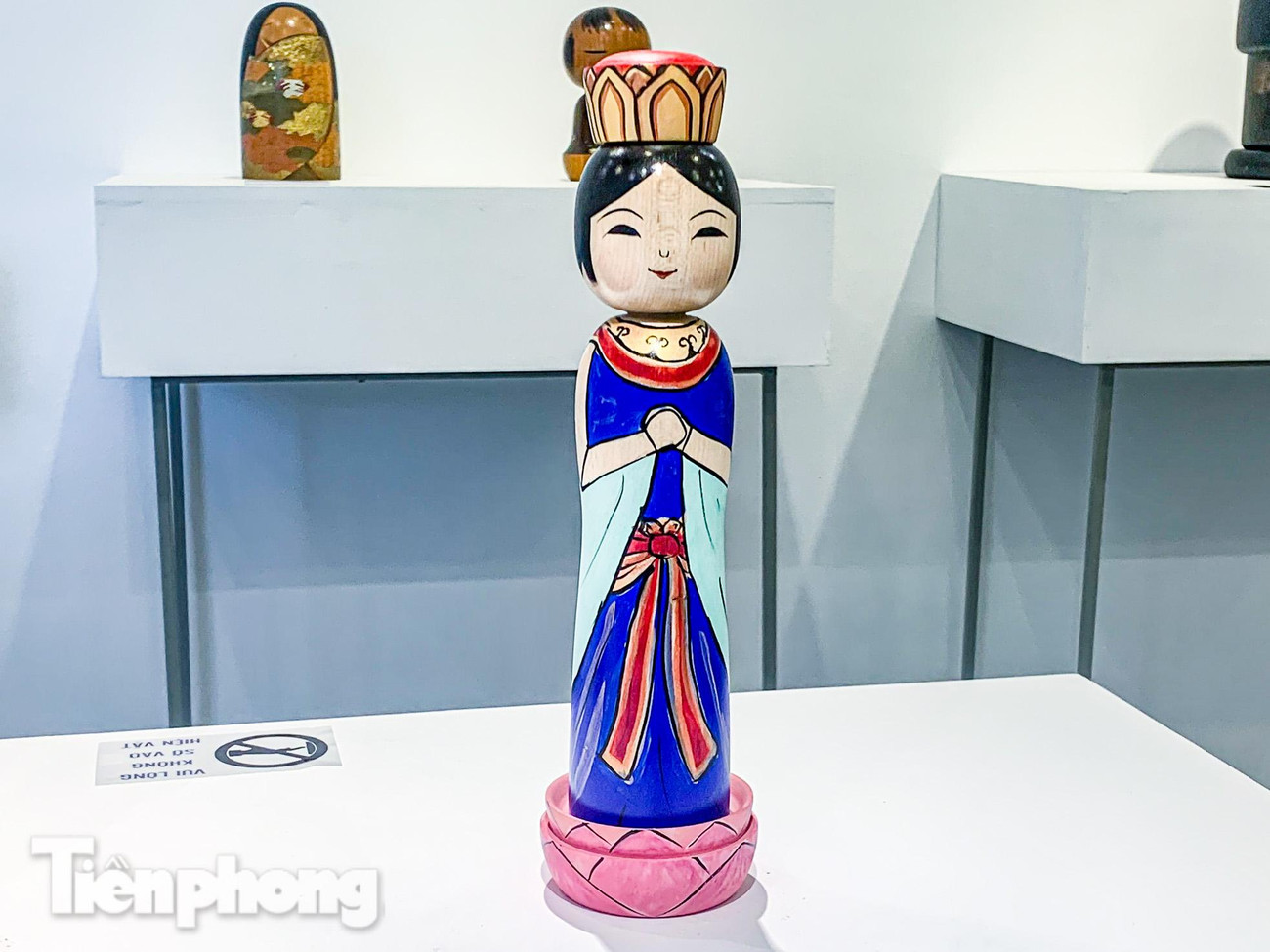 Với khách tham quan Việt Nam, những con búp bê này thu hút nhiều sự chú ý.