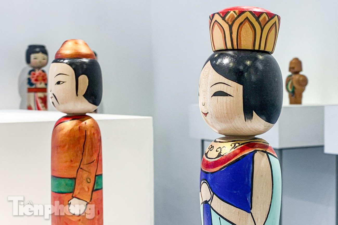 Trang phục Việt được vẽ rất tỉ mỉ trên búp bê gỗ.