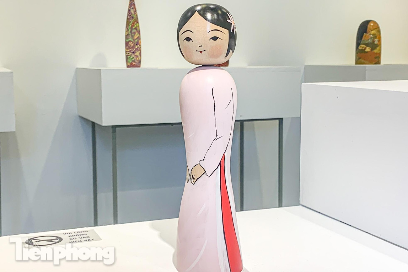 Búp bê Nhật Bản mặc áo dài Việt Nam.