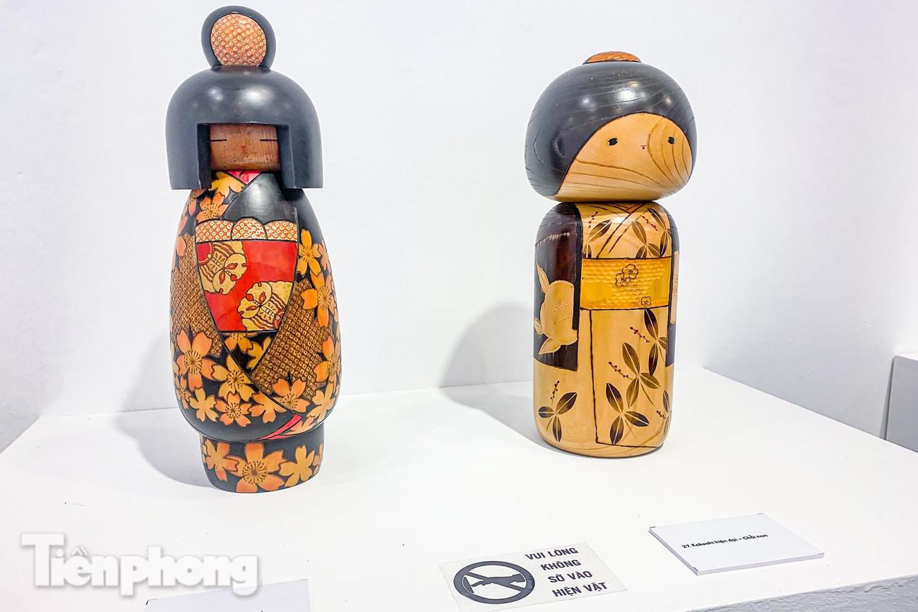 Các nghệ nhân tiện gỗ thành đầu và thân búp bê riêng rẽ, gắn lại với nhau, cuối cùng dùng sơn vẽ mặt và trang phục búp bê. Mỗi búp bê mang một ý nghĩa khác nhau. Khuôn mặt của mỗi búp bê cũng có những biểu cảm khác nhau nhưng điểm chung là trông đáng yêu, thân thiện, duyên dáng.