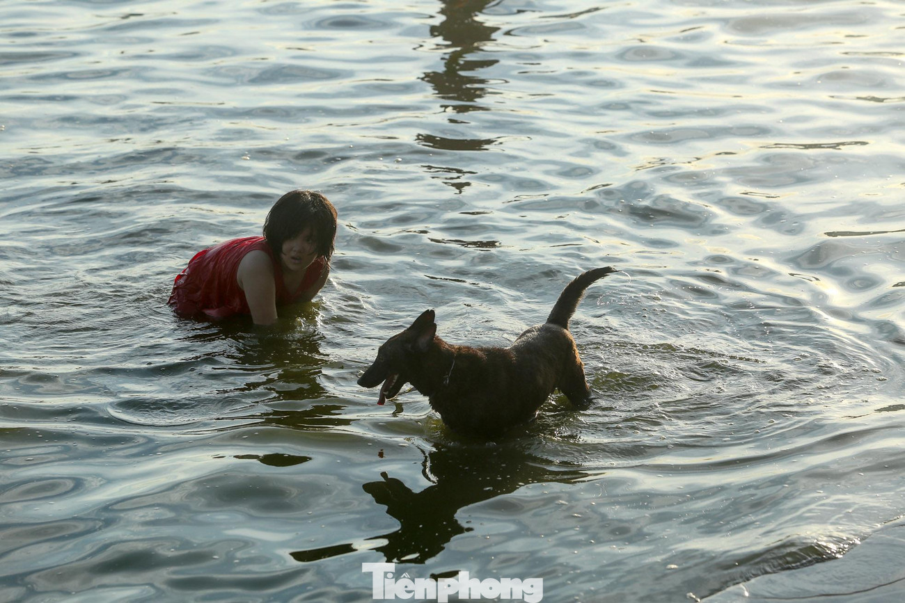 Một số người mang "thú cưng" đến hồ Tây để tắm.