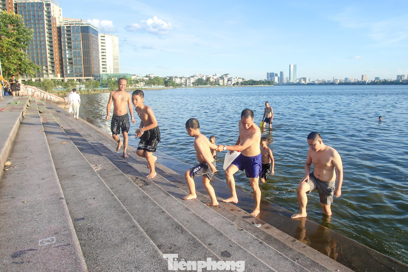 Dự báo, nắng nóng ở khu vực Bắc Bộ có khả năng kéo dài đến khoảng ngày 21/6, từ ngày 22/6 nắng nóng có xu hướng giảm dần. Từ đêm 21-23/6, do ảnh hưởng của vùng hội tụ gió trên cao, miền Bắc có mưa rào và dông rải rác, riêng vùng núi có mưa vừa, có nơi mưa to.