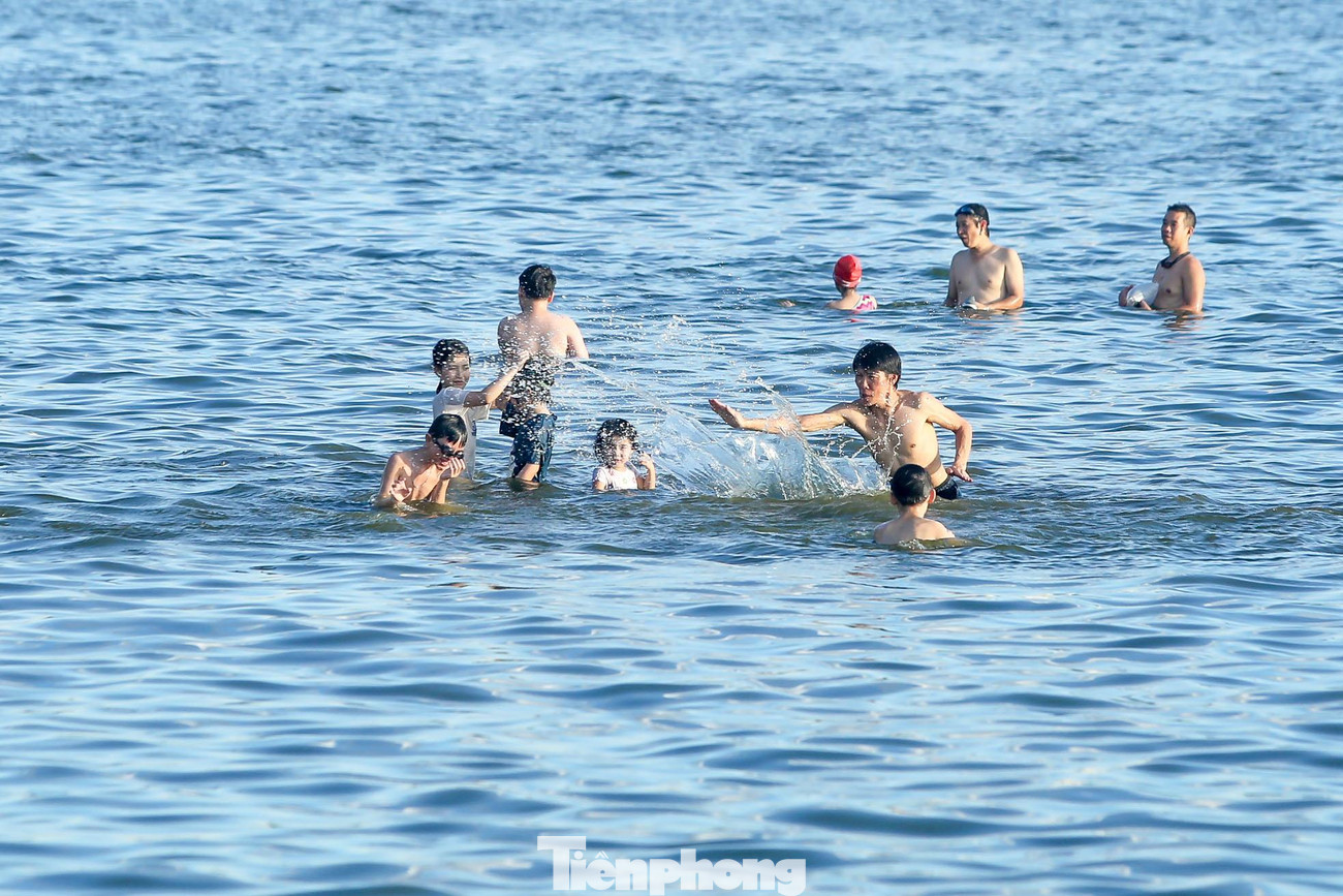 Hồ Tây là một hồ nước tự nhiên lớn nhất ở nội thành Hà Nội. Hồ có diện tích hơn 500ha với chu vi là 18km, nằm ở vị trí phía Tây Bắc trung tâm Hà Nội.