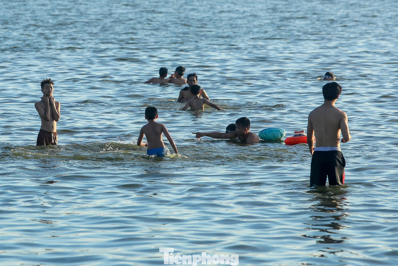 Chuyên gia cảnh báo, nắng nóng có thể gây tình trạng mất nước, kiệt sức, đột quỵ do sốc nhiệt khi cơ thể tiếp xúc lâu với nền nhiệt độ cao. Chỉ số tia UV ở miền Bắc, miền Trung hôm nay ở ngưỡng gây hại cao đến rất cao với sức khỏe con người.