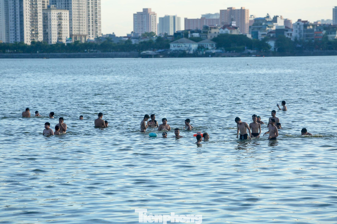 Dù bên cạnh có tấm biển cảnh cáo khu vực nguy hiểm và cấm bơi lội nhưng chiều chiều, người dân vẫn kéo đến hồ Tây khá đông đúc.