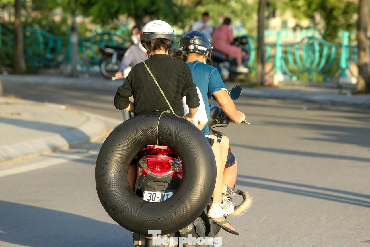 Nhiều trẻ nhỏ được bố mẹ chuẩn bị cả phao khi bơi.