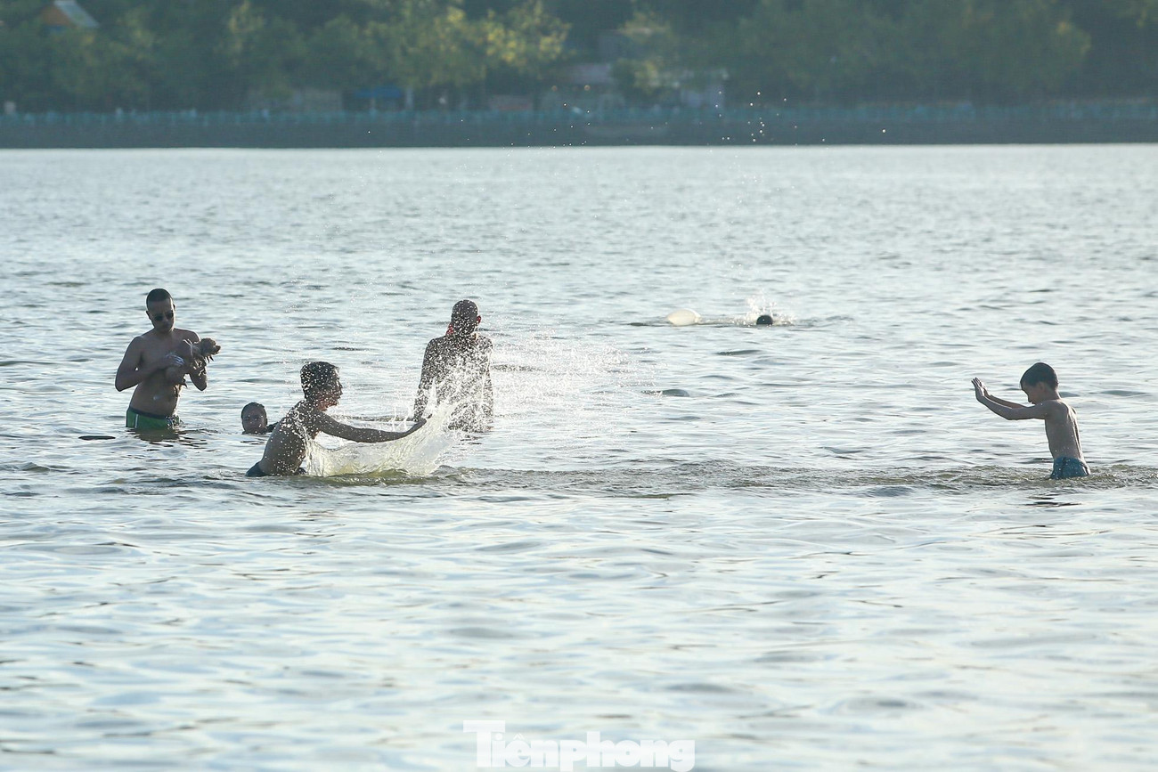 Mực nước ở khu vực này của hồ Tây không quá sâu, tuy nhiên, nguy cơ đuối nước, tai nạn vẫn thường trực do có bề mặt lớn, bề mặt đáy phức tạp, không có nhân viên cứu hộ.