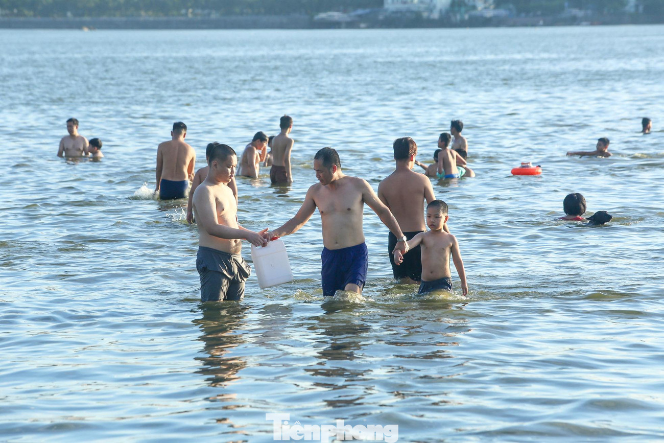 Càng về muộn, lượng người đến hồ Tây tắm giải nhiệt càng trở nên đông đúc hơn.