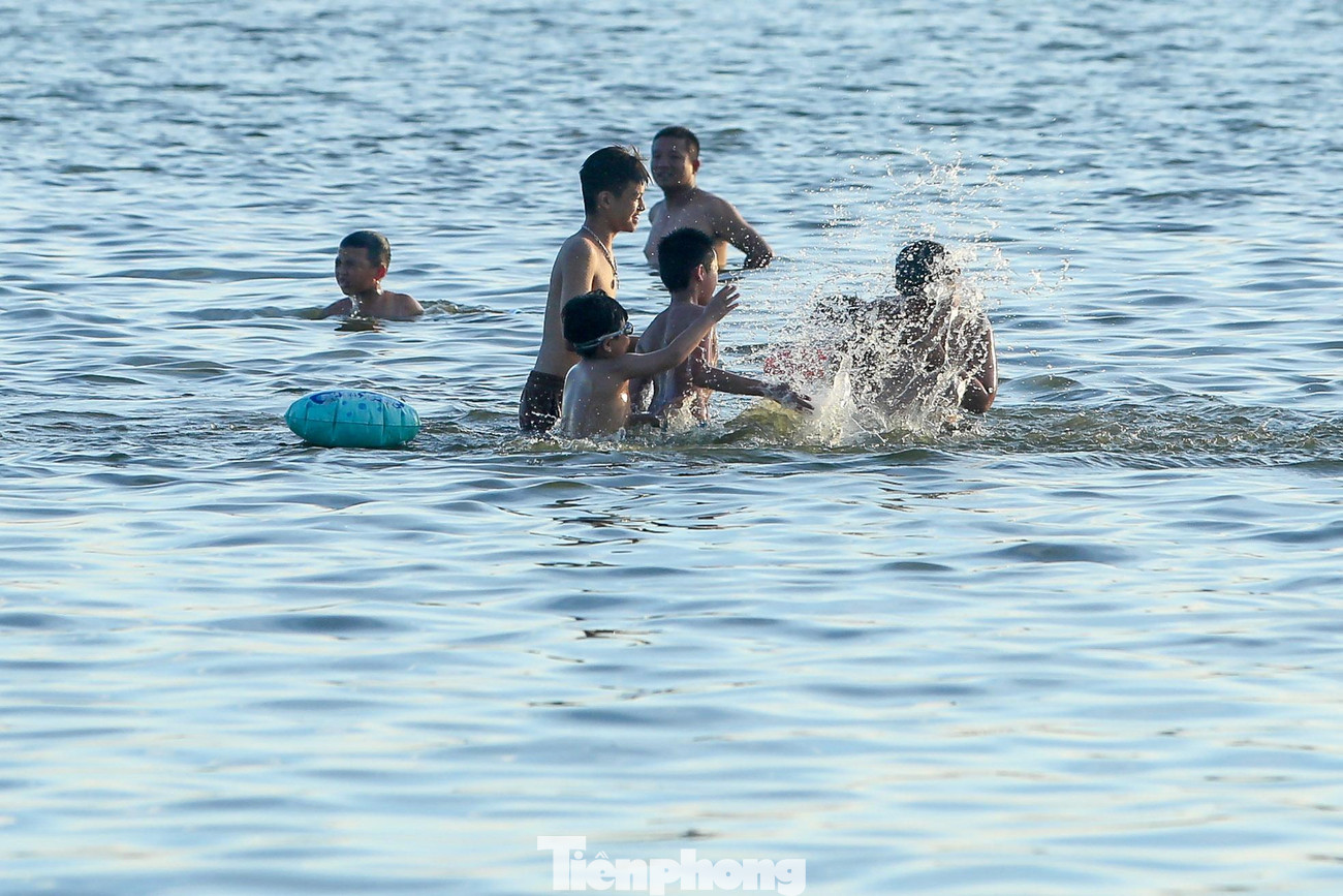 Nhiều trẻ em mang miếng xốp, can nhựa hay săm xe để làm phao.