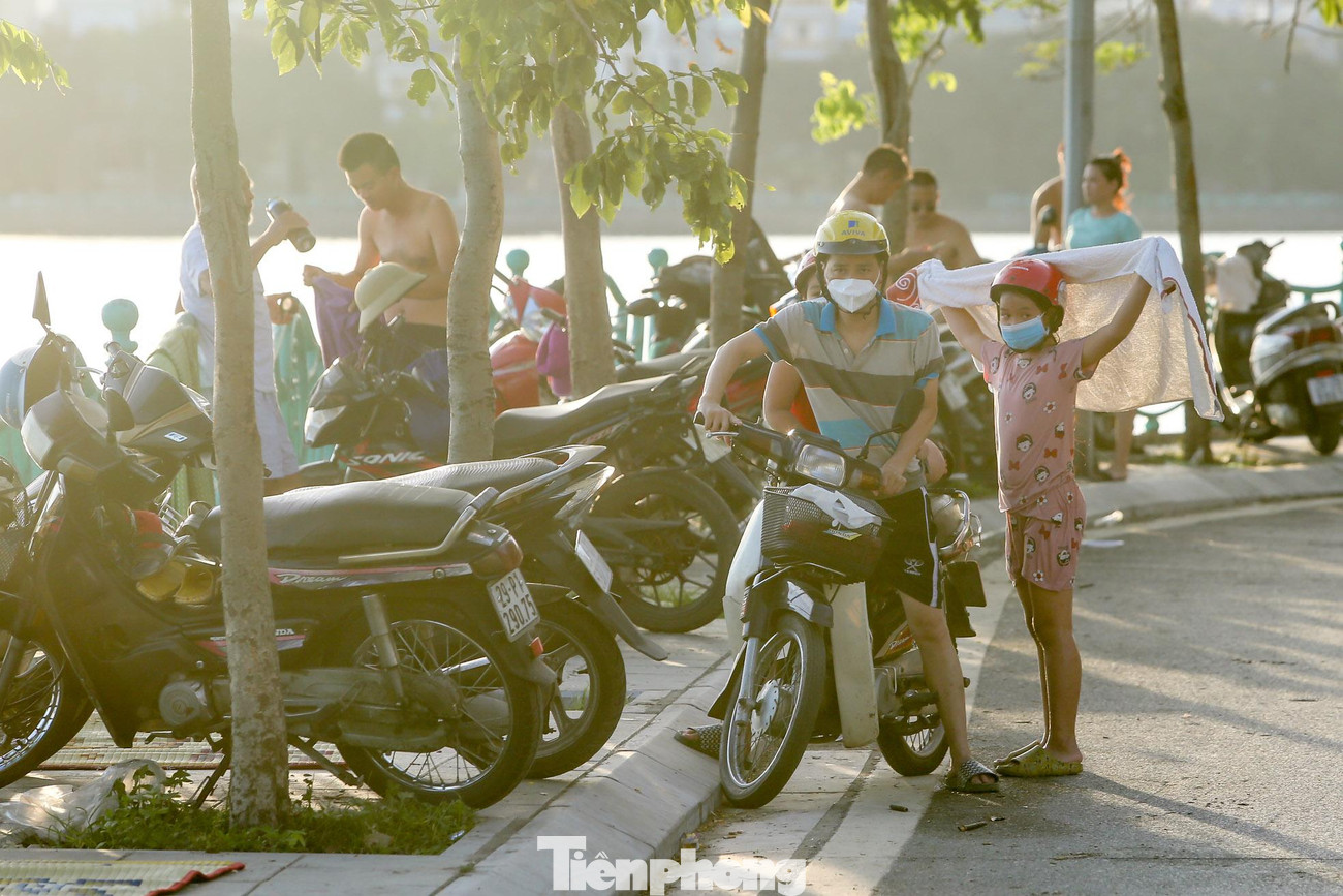 Từ 16h, hàng trăm người từ trẻ đến già đã kéo nhau đến hồ Tây để "giải nhiệt".