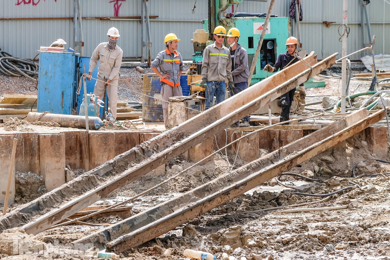 Dự kiến đến 15/8 sẽ hoàn thành phần kết cấu bê tông và chuyển sang thi công phần mặt đường 2 bên.