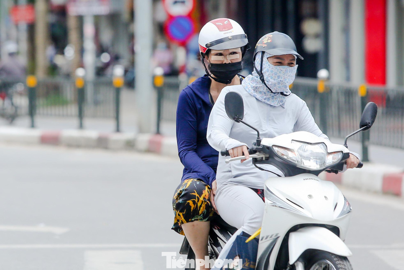 Trung tâm Dự báo Khí tượng Thuỷ văn Quốc gia cảnh báo, đợt nắng nóng này có khả năng kéo dài đến khoảng 3 ngày với nền nhiệt độ cao.