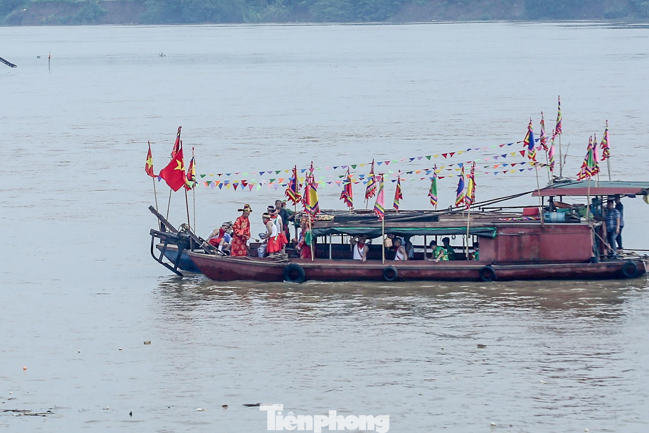 Đoàn thuyền rước đi một vòng hết địa phận của ba làng Chèm, Hoàng Xá và Liên Mạc thì quay 3 vòng, đi chậm rồi dừng lại, thả vòng càn khôn bằng cây song để cụ Chủ tế dùng gáo đồng múc nước vào chóe, mỗi chóe 3 gáo, chóe nào dùng gáo của chóe đó. Sau khi múc xong, một phù giá dùng xô nhựa múc đầy xô và để cạnh ba chóe nước để rước về.